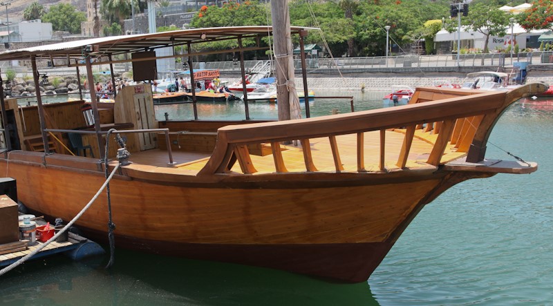סירות עץ בכנרת