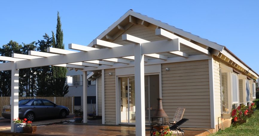 בית עץ במושב  בארץ