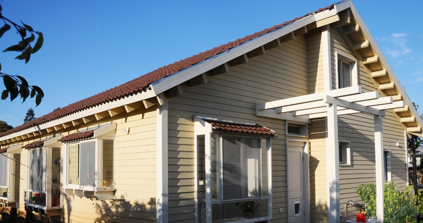 בית עץ במושב  בארץ