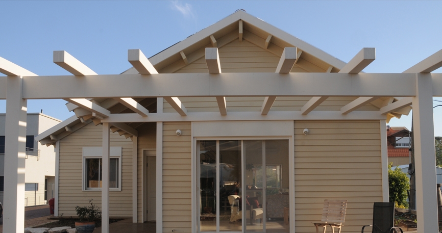 בית עץ במושב  בארץ