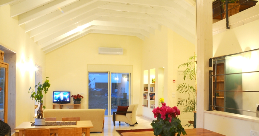 בית עץ במושב  בארץ