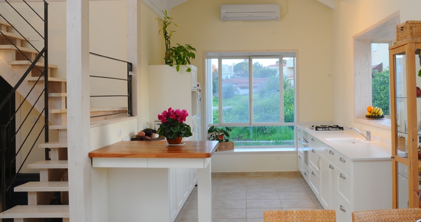 בית עץ במושב  בארץ