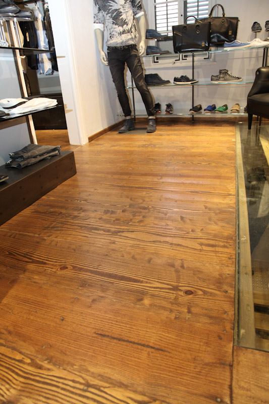 חנות Diesel מתחם שרונה