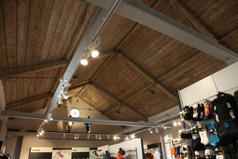 תקרה בחנות adidas מתחם שרונה