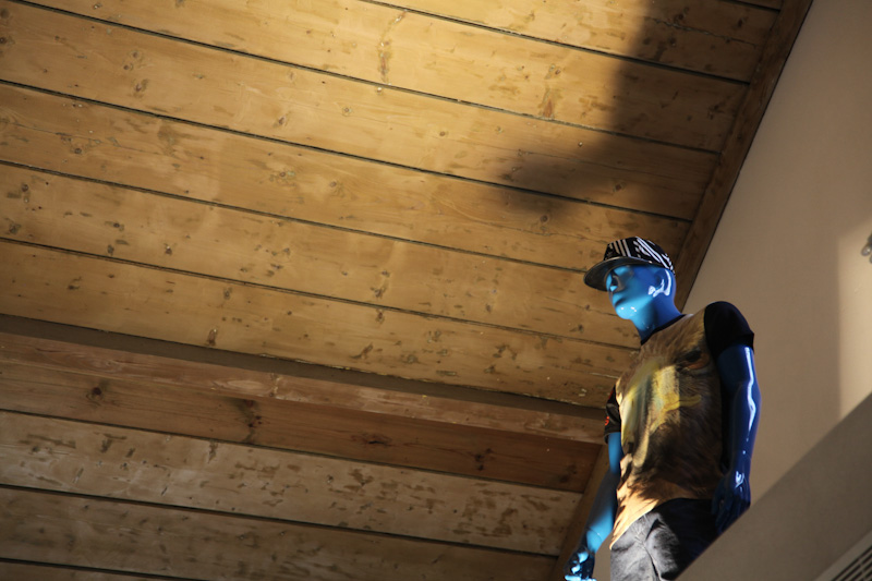 תקרה בחנות adidas מתחם שרונה