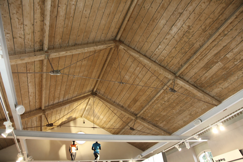 תקרה בחנות adidas מתחם שרונה