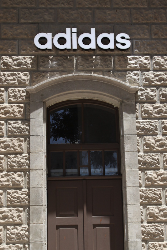 תקרה בחנות adidas מתחם שרונה
