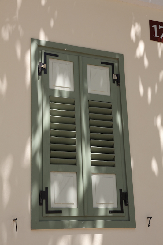 חלונות ותריסים  במתחם שרונה 1