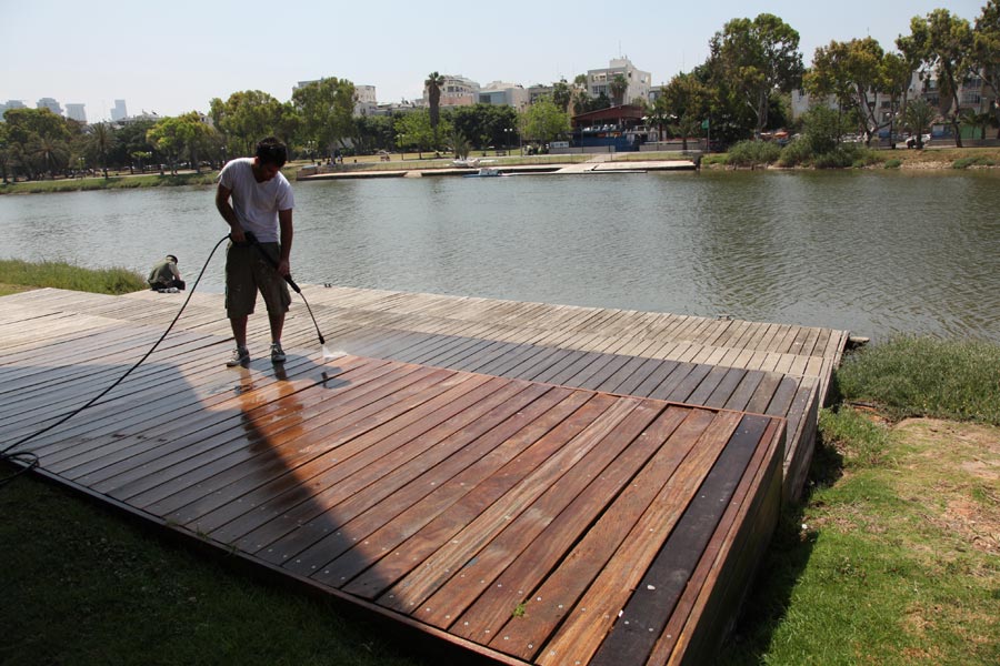 ניקוי דק בפארק הירקון