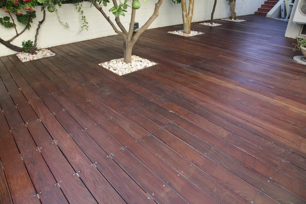 דק בבית פרטי