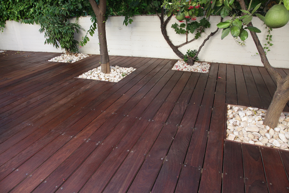 דק בבית פרטי