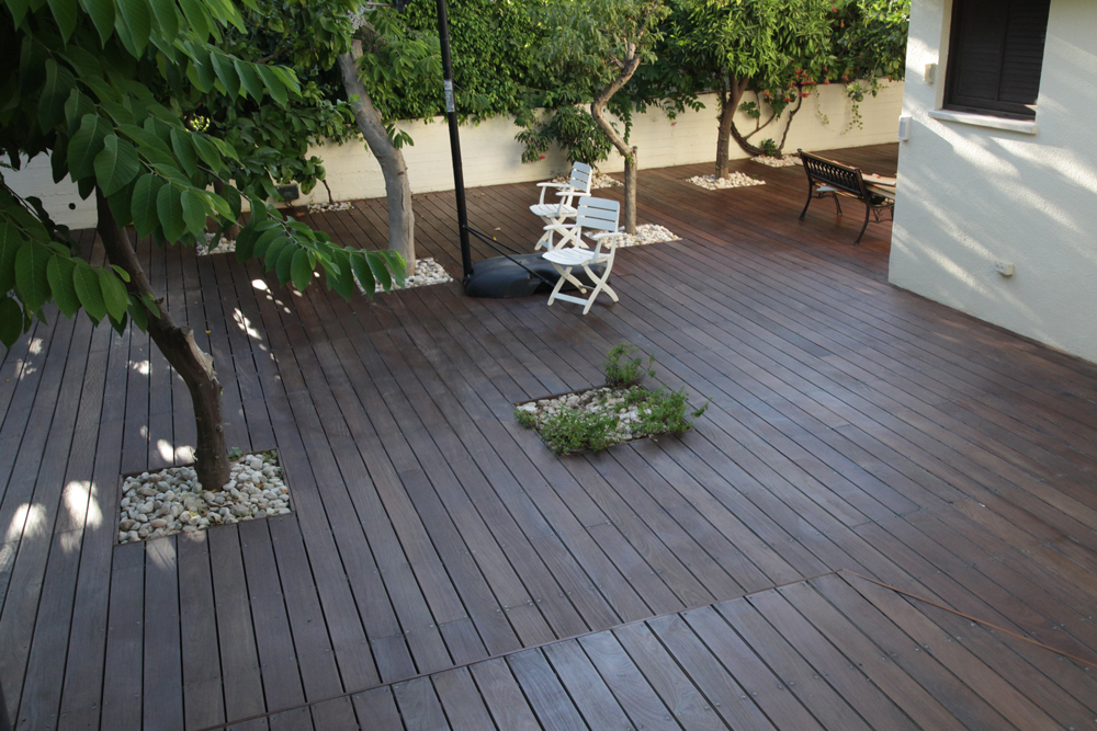 דק בבית פרטי