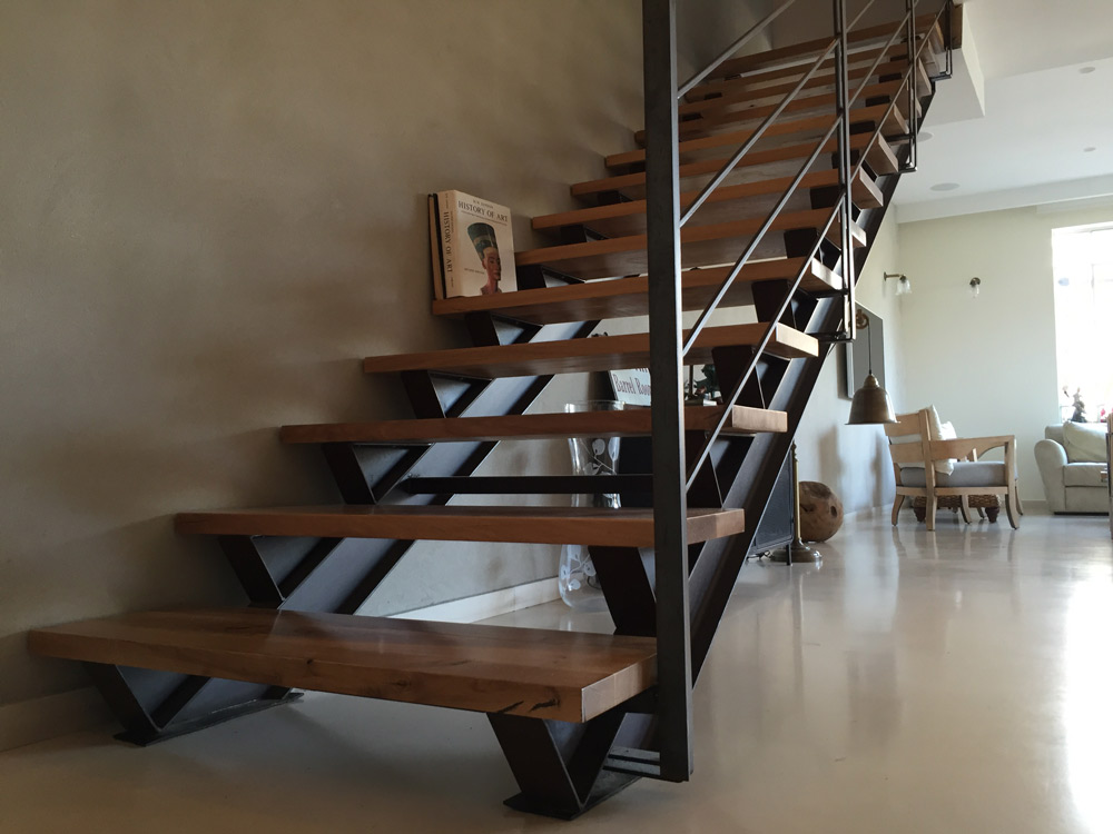 מדרגות ברזל בבית פרטי