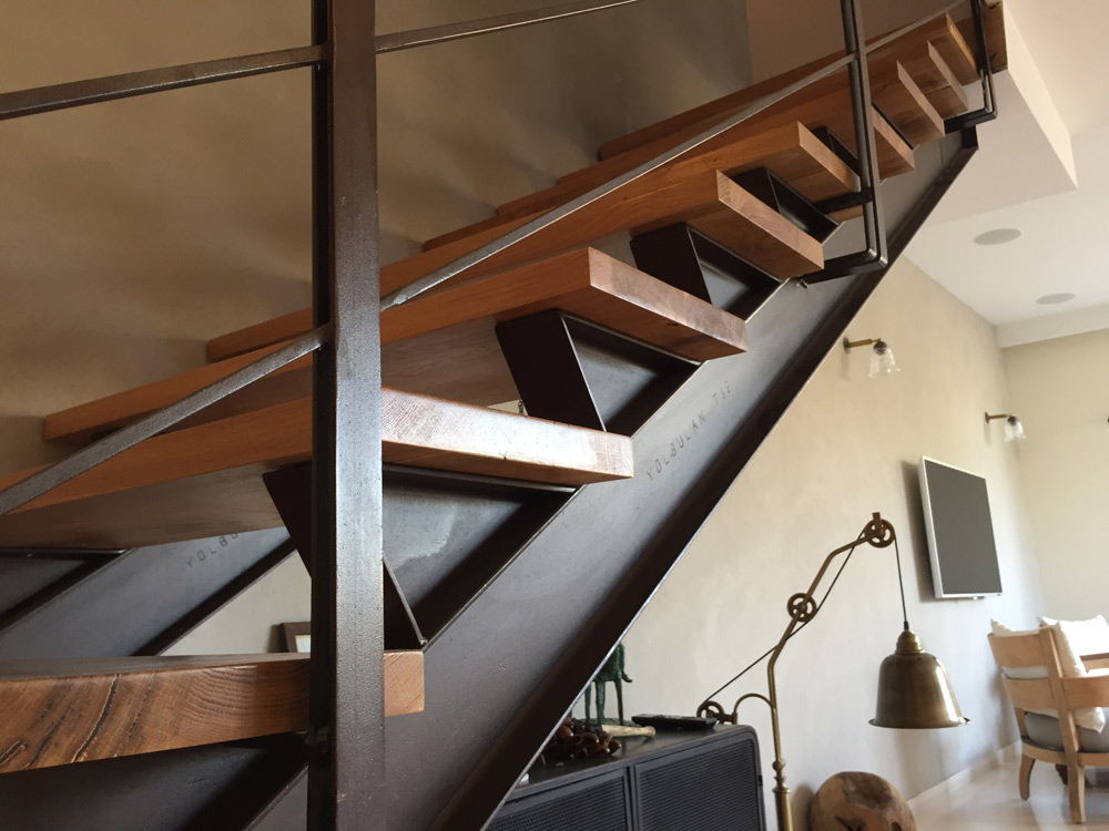 מדרגות ברזל בבית פרטי