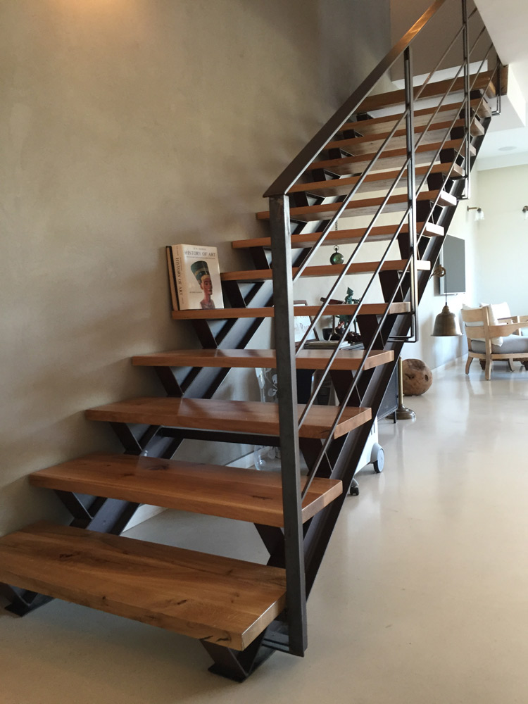 מדרגות ברזל בבית פרטי