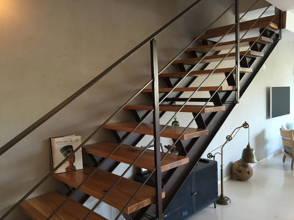 מדרגות ברזל בבית פרטי