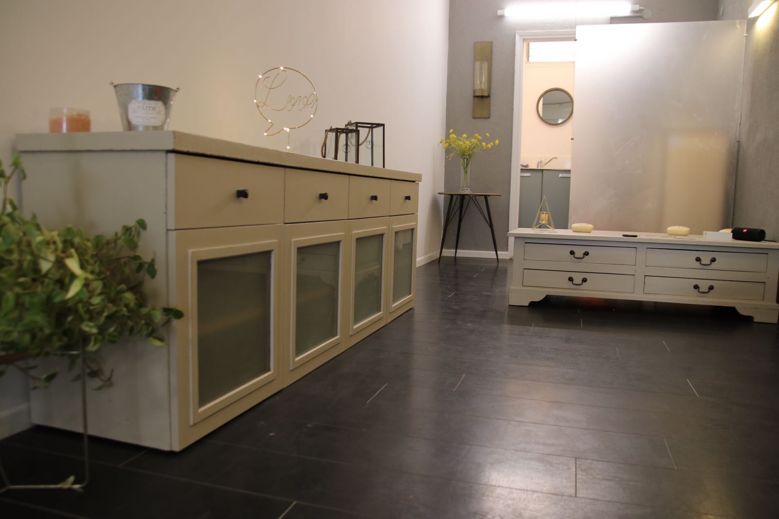 חידוש וצביעת רהיטים