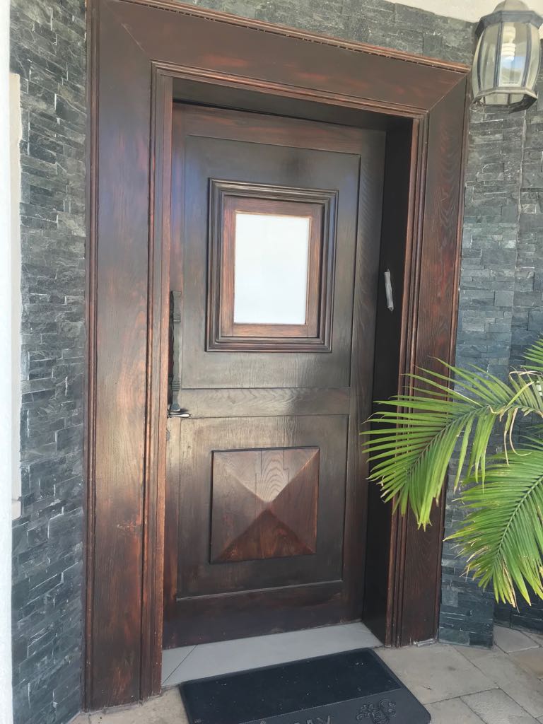 חידוש וצביעת דלתות כניסה