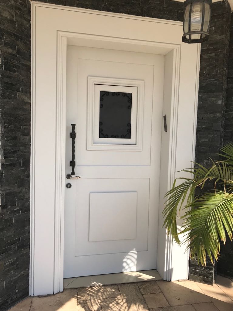 חידוש וצביעת דלתות כניסה