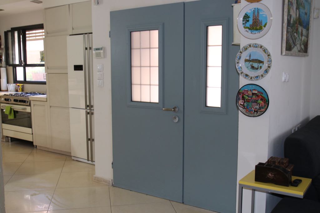 חידוש וצביעת דלתות כניסה