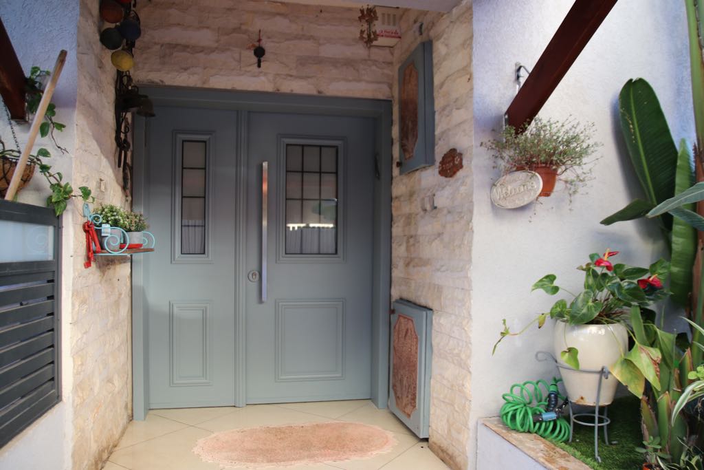 חידוש וצביעת דלתות כניסה