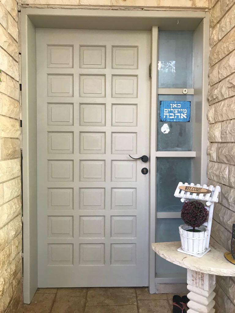 חידוש וצביעת דלתות כניסה