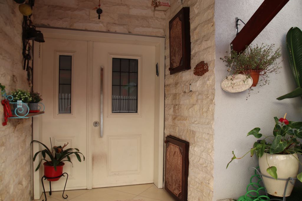 חידוש וצביעת דלתות כניסה