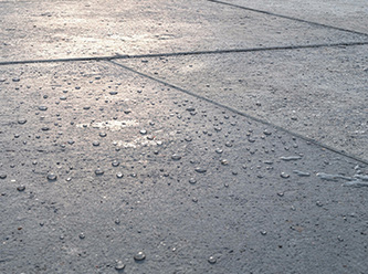 איטום מרפסות ומשטחי חוץ ללא החלפת הריצוף: למה ננו סילר C הוא הבחירה הבטוחה