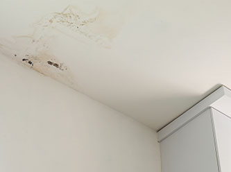 רטיבות בתקרה מתחת לחדר הרחצה? אל תמהרו לשבור את הריצוף! המדריך לחיסכון בעלויות איטום