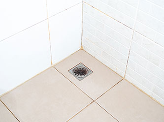 איטום נגד רטיבות בחדר הרחצה: שקוף לחלוטין, אינו מחליק ומונע חדירת מים לשנים רבות